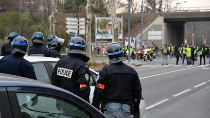 Manifestation des "gilets jaunes" à Saint-Étienne, le 15 décembre 2018. (PHOTO FRÉDÉRIC CHAMBERT / MAXPPP)