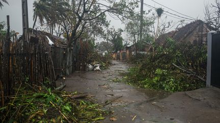 Les rues de&nbsp;Tanambao, à Madagascar, après le passage du cyclone&nbsp;Batsirai, le 8 février 2022. (RIJASOLO / AFP)