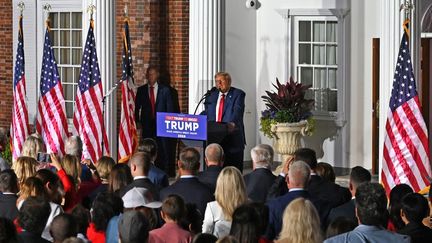 L'ancien président américain Donald Trump a dénoncé mardi son inculpation formelle par un tribunal fédéral à Miami, la qualifiant "d'abus de pouvoir odieux". (ED JONES / AFP)