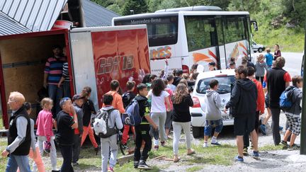 Les enfants de la colonie de vacances endeuill&eacute;e quittent le chalet d'Ascou (Ari&egrave;ge), le 10 juillet 2014. (RAYMOND ROIG / AFP)