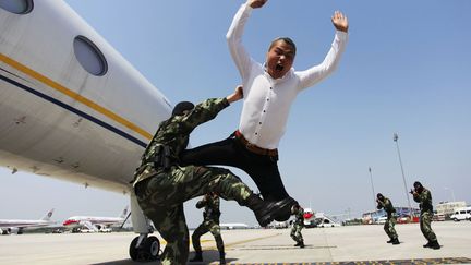 Exercice de simulation d'une attaque terroriste sur l'a&eacute;roport de Nanjing (Chine), le 3 juin 2013. (CHINA DAILY / REUTERS)