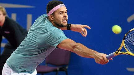 Jo-Wilfried Tsonga s’incline pour son retour à la compétition, le 22 février, à Montpellier.  (JEAN MICHEL MART / MAXPPP)