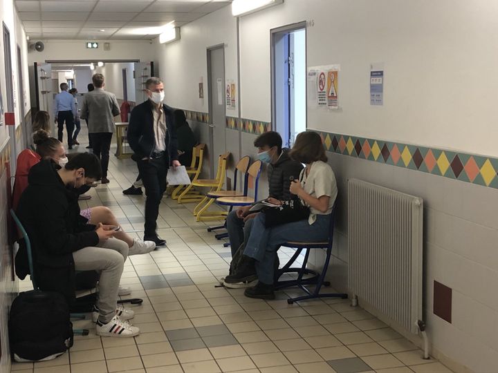 Derniers instants d'attente pour ces élèves de Terminale avant de passer le Grand Oral, au lycée La Hotoie&nbsp;d'Amiens. (ALEXIS MOREL / RADIO FRANCE)