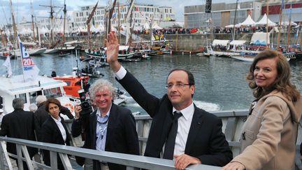 Fran&ccedil;ois Hollande et Val&eacute;rie Trierweiler s'&eacute;taient rendus aux f&ecirc;tes maritimes Tonnerres de Brest 2012 samedi 14 juillet 2012 (ALAIN JOCARD / AFP)