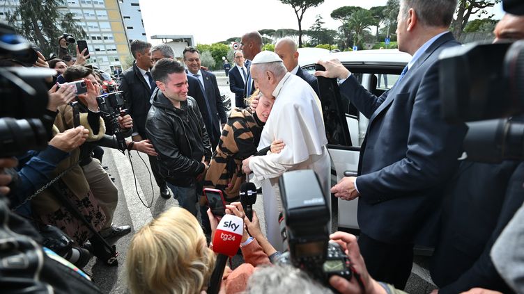 Pope Francis leaves the Gemelli hospital in Rome on April 1, 2023. (FILIPPO MONTEFORTE / AFP)