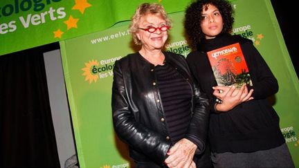 La candidate d&#039;Europe Ecologie Les Verts à la présidentielle Eva Joly et l&#039;auteur espagnole de bande-dessinées Natacha Bustos, lauréate du Prix Tournesol au Festival d&#039;Angoulême 2012
 (AFP/PIERRE DUFFOUR)