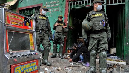 Une opération de police dans un quartier de Bogota (Colombie), le 31 mai 2016. (GUILLERMO LEGARIA / AFP)