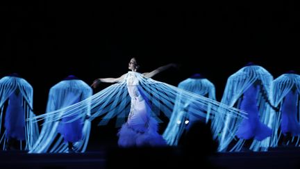 Plusieurs chor&eacute;graphies ont mis en sc&egrave;ne des danseurs &eacute;clair&eacute;s au n&eacute;on. (JIM YOUNG / REUTERS)