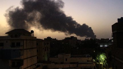 De la fumée s'échappe d'immeubles à Khartoum (Soudan), le 19 mai 2023. (AFP)