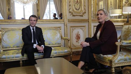 Le président Emmanuel Macron et la&nbsp;cheffe du Rassemblement national, Marine Le Pen, le 6 février 2019 à l'Elysée à Paris. (PHILIPPE WOJAZER / AFP)