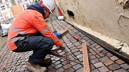 Les métiers du BTP sont particulièrement désignés comme les métiers en tension. Les métiers industriels aussi, comme les techniciens spécialisés dans les métaux ou le bois. Les métiers de l'hôtellerie-restauration, eux aussi en manque sévère de personnel, ne font pas partie pour le moment de cette liste des métiers en tension. (Illustration)&nbsp; (REMY PERRIN / MAXPPP)