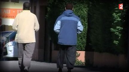 L'un de ces deux hommes est Merouane Benahmed, islamiste assign&eacute; &agrave; r&eacute;sidence dans la commune de Beaupr&eacute;au (Maine-et-Loire) depuis novembre. (FRANCE 2 - F. CROTTA, B. BAUBIT)