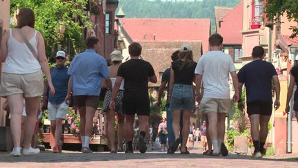 Les villages alsaciens, comme Riquewihr, profitent de l'arrière saison et des activités générées autour des vendanges. (Marie-Christine Lang. France Télévisions.)