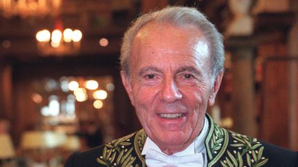 Le biologiste Fran&ccedil;ois Jacob, laur&eacute;at du Prix Nobel 1965, pose, le 20 novembre 1996 &agrave; Paris, apr&egrave;s avoir &eacute;t&eacute; re&ccedil;u &agrave; l'Acad&eacute;mie fran&ccedil;aise. (THOMAS COEX / AFP)