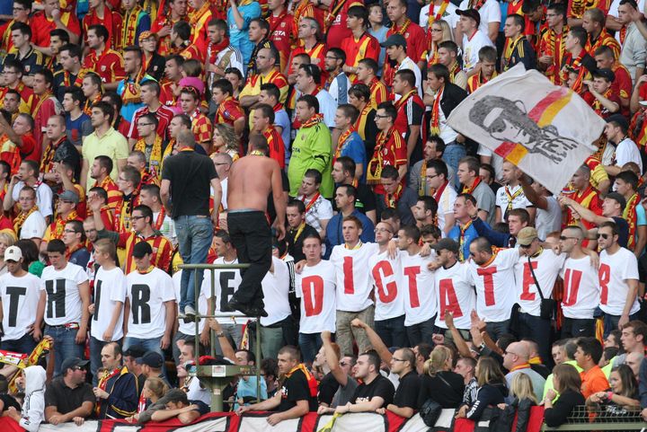 Des supporters du RC Lens arborent des T-shirts sur lesquels est inscrite la formule "Thiriez dictateur", le 30 août 2013, au stade Bollaert de Lens (Pas-de-Calais). (MAXPPP)