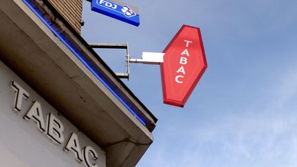 L’enseigne d’un bureau de tabac à Lille, le 16 décembre 2019 (photo d'illustration). (AURÉLIEN ACCART / FRANCE-INFO)