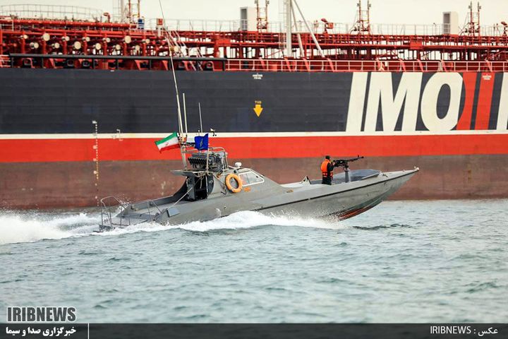 Capture d'écran de la chaîne officielle iranienne montrant un Gardien de la Révolution patrouiller autour du Stena Impero, le 22 juillet 2019. (IRIB / AFP)