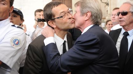 Nicolas Bonnemaison (G) salue l'ancien ministre de la Sant&eacute; Bernard Kouchner, &agrave; la cour d'assises de Pau, le 20 juin 2014. (GAIZKA IROZ / AFP)