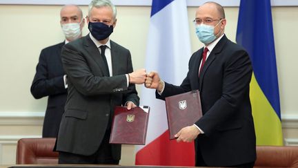 Bruno Le Maire et le Premier ministre ukrainien, le 13 mai 2021, lors de la signature d'un contrat&nbsp;qui prévoit notamment la fourniture de 130 locomotives électriques.&nbsp; (HENNADII MINCHENKO / AVALON / MAXPPP)