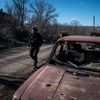 Un volontaire effectue une maraude à Nykyforivka (Ukraine), le 13 mars 2023, à la recherche de civils qui veulent être évacués. (IGNACIO MARIN / ANADOLU AGENCY / AFP)