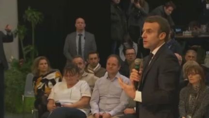 Grand débat national : à Bourg-de-Péage, Macron change de méthode