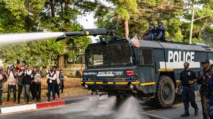 Des camions&nbsp;équipés de canons à eau dispersent les manifestants réunis à Monrovia contrre la politique de Weah le 6 janvier 2020. (CARIELLE DOE / AFP)