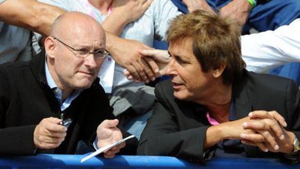 Bernard Laporte discute avec Max Guazzini (BORIS HORVAT / AFP)