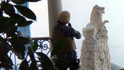 Des membres des forces arm&eacute;es tunisiennes au mus&eacute;e du Bardo, dans la banlieue de Tunis (Tunisie), le 18 mars 2015. (EZER MNASRI / ANADOLU AGENCY / AFP)