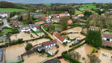 Le village de Neuville-sous-Montreuil sous les eaux, le 10 novembre 2023, dans le Pas-de-Calais. (ANTHONY BRZESKI / AFP)