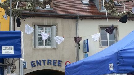 Une&nbsp;guirlande de sous-vêtements lors du marché de Poligny (Jura). (RADIO FRANCE / CHRISTOPHE MEY)