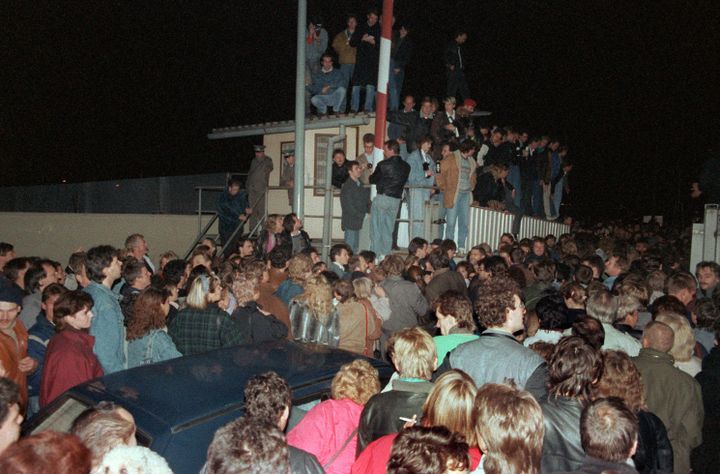 Des Berlinois de l'Est passent un point de contrôle en direction de l'Ouest, dans la nuit du 9 au 10 novembre 1989. (MAXPPP)