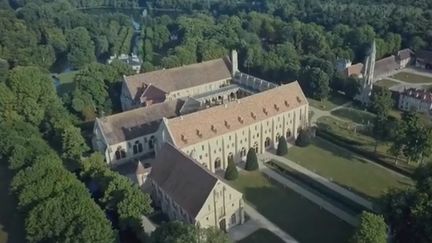 Construite au XIIIème siècle, l'Abbaye de Royaumont est un bijou architectural dans un écrin de verdure. Ces jardins d'exception nous invitent à remonter le temps, jusqu'au Moyen-Âge. (CAPTURE ECRAN FRANCE 2)