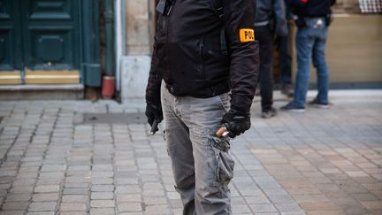 Un policier de la BAC tient une grenade GLI-F4, lors de la manifestation pour marquer l'anniversaire du mouvement des "gilets jaunes", à Nantes (Loire-Atlantique), le 16 novembre 2019. (JEREMIE LUSSEAU / HANS LUCAS / AFP)