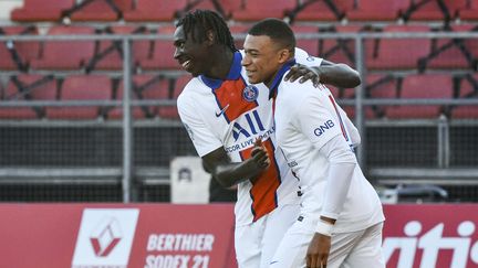 Moise Kean buteur, aux côtés de Kylian Mbappé. (PHILIPPE DESMAZES / AFP)