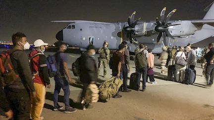 Un avion militaire destiné à évacuer des ressortissants français et afghans vers la France, le 17 août à l'aéroport de Kaboul. (STR / AFP)