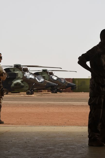 Des membres de la force Barkhane, engagée au Sahel, lors d'une visite du président français Emmanuel Macron au Mali, le 19 mai 2017. (CHRISTOPHE PETIT TESSON / POOL / REA)