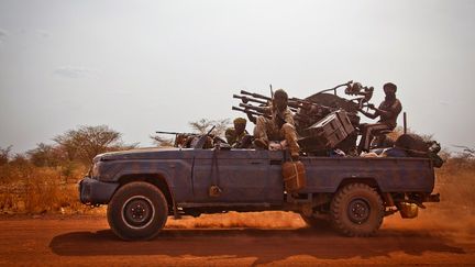 Des soldats du mouvement islamiste Justice Equality Movement, oppos&eacute; au gouvernement du Soudan, le 20 avril 2012, sur la route principale de Heglig (Soudan du Sud). (ADRIANE OHANESIAN / AFP)