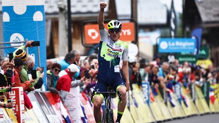 Georg Zimmermann (Intermarché-Circus-Wanty) célèbre sa victoire à l'arrivée de la 6e étape du Criterium du Dauphiné, le 9 juin 2023. (ANNE-CHRISTINE POUJOULAT / AFP)