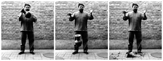 "Laisser tomber une urne de la dynastie des&nbsp;Han", 1995, triptyque, tirages n&amp;b. (AI WEIWEI)