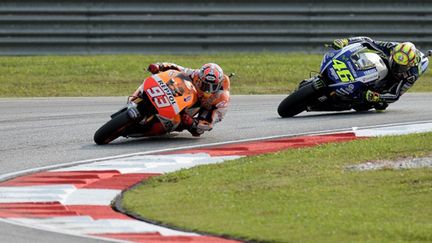 Marc Marquez (Honda) devant Valentino Rossi (Yamaha) (MANAN VATSYAYANA / AFP)