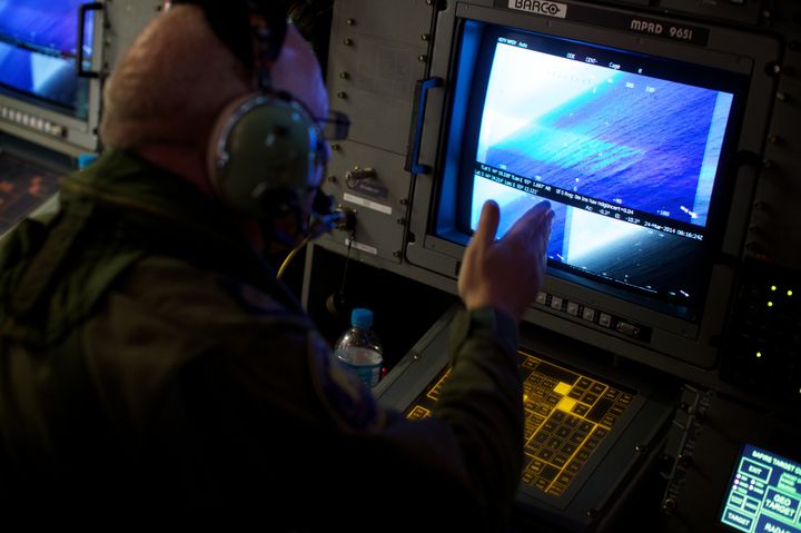 Un officier australien analyse des images radar du survol de l'oc&eacute;an Indien, &agrave; la recherche de d&eacute;bris du Boeing disparu de la Malaysia Airlines. (RICHARD WAINWRIGHT / AFP)