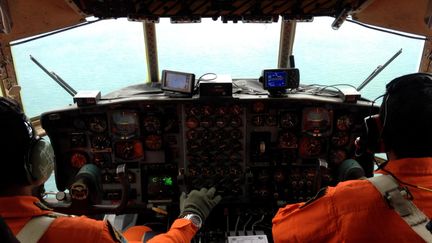 Des membres de la marine participent aux op&eacute;rations de recherche pour retrouver le vol QZ8501 d'AirAsia pr&egrave;s de Jakarta (Indon&eacute;sie), le 28 d&eacute;cembre 2014. (ANADOLU AGENCY / AFP)