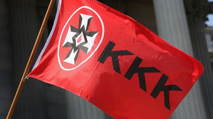 Un drapeau du Ku Klux Klan brandi par un manifestant, le 18 juillet 2015 &agrave; Columbia (Caroline du Sud, Etats-Unis). (JOHN MOORE / GETTY IMAGES)