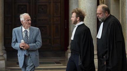 Pierre Le Guennec face à ses avocats, Antoine Vey et&nbsp;Eric Dupond-Moretti, le 24 septembre 2019 au tribunal de Lyon. (ROMAIN LAFABREGUE / AFP)