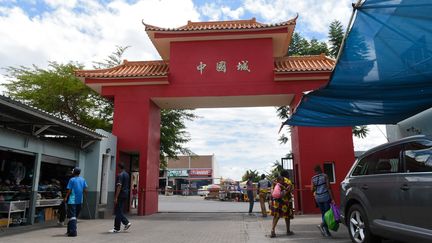 L'entrée du quartier Chinatown à Windhoek, capitale de la Namibie, photographiée le 14 février 2020. (HILDEGARD TITUS / AFP)