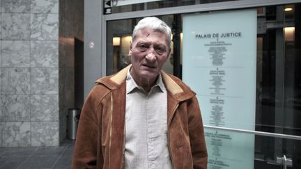 Ren&eacute; Lebouvier, qui souhaite que son nom disparaisse du registre de la paroisse o&ugrave; il a &eacute;t&eacute; baptis&eacute;, devant le palais de justice de Caen (Calvados), le 28 mai 2013. (CHARLY TRIBALLEAU / AFP)