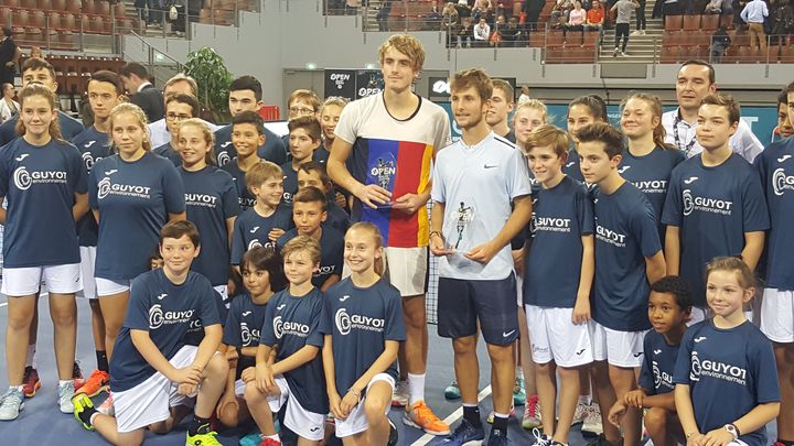 Stefanos Tsitsipas et Corentin Moutet lors de la remise des trophées du Challenger de Brest en 2017, remporté par le Français. (Basile Spanos)