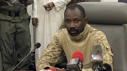 Le colonel&nbsp;Assimi Goita, lors d'une conférence de presse au ministère de la Défense, à Bamako, au Mali, le 19 août 2020. (MALIK KONATE / AFP)