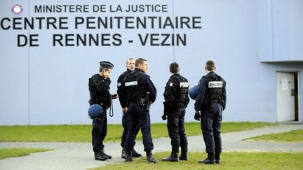 Des gendarmes devant la prison de Vezin-le-Coquet (Ille-et-Vilaine) o&ugrave; une mutinerie a eu lieu,&nbsp;le 10 avril 2012. (JOEL LE GALL / OUEST FRANCE / MAXPPP)