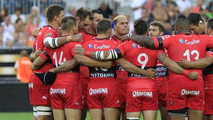 Les joueurs du RC Toulon observent une minute de silence avant un match contre le Stade Fran&ccedil;ais, le 5 juin 2015, &agrave; Paris. (  MAXPPP)